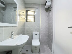 Bathroom - Chic 1-Bedroom in Victoria Island with Pool, Fast Wi-Fi & 24/7 Power (Lagos)