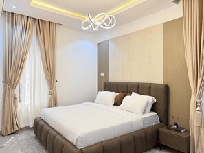 Room - Chic 1-Bedroom in Victoria Island with Pool, Fast Wi-Fi & 24/7 Power (Lagos)