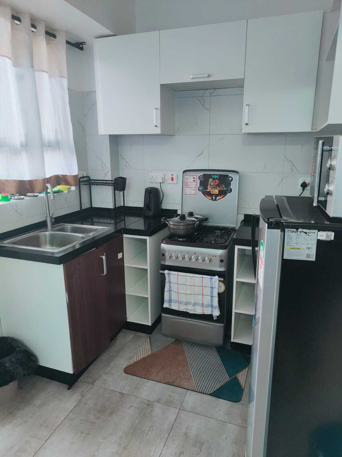 Departamento clásico, balcón | Cocina privada | Refrigerador con congelador, microondas, horno y parrilla de estufa 