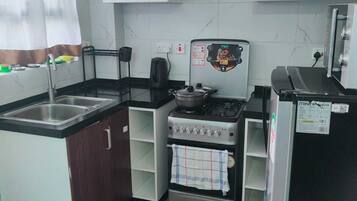 Departamento clásico, balcón | Cocina privada | Refrigerador con congelador, microondas, horno y parrilla de estufa