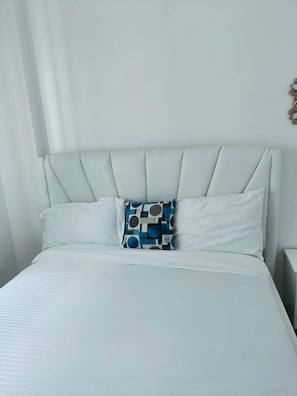 Departamento clásico, balcón | Escritorio y espacio para trabajar con laptop 
