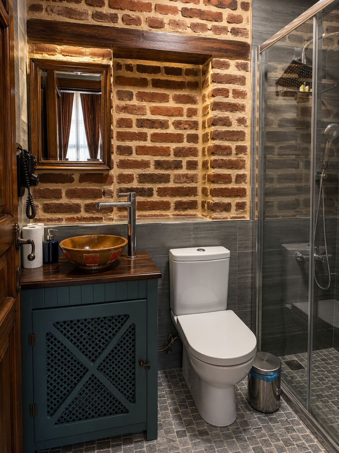 Habitación clásica | Baño | Artículos de higiene personal gratuitos, secador de pelo y toallas
