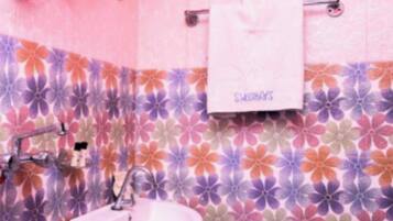 Regadera, amenidades de baño gratuitas, toallas