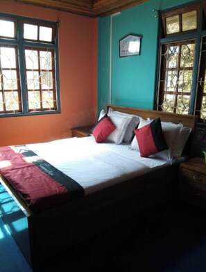 Standard Double Room, City View | Meja, Wi-fi percuma 