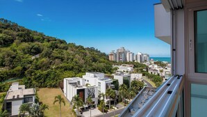 A residential area with modern buildings, a clear sky, and a view of the sea. - Apart 2 Bedrooms at Praia Brava in Itajai Rvc0702 (Itajai)