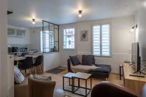 A modern living space with a kitchen, dining area, and seating area. - L'Escale Bleue - à 200 m de la plage (Le Tréport)