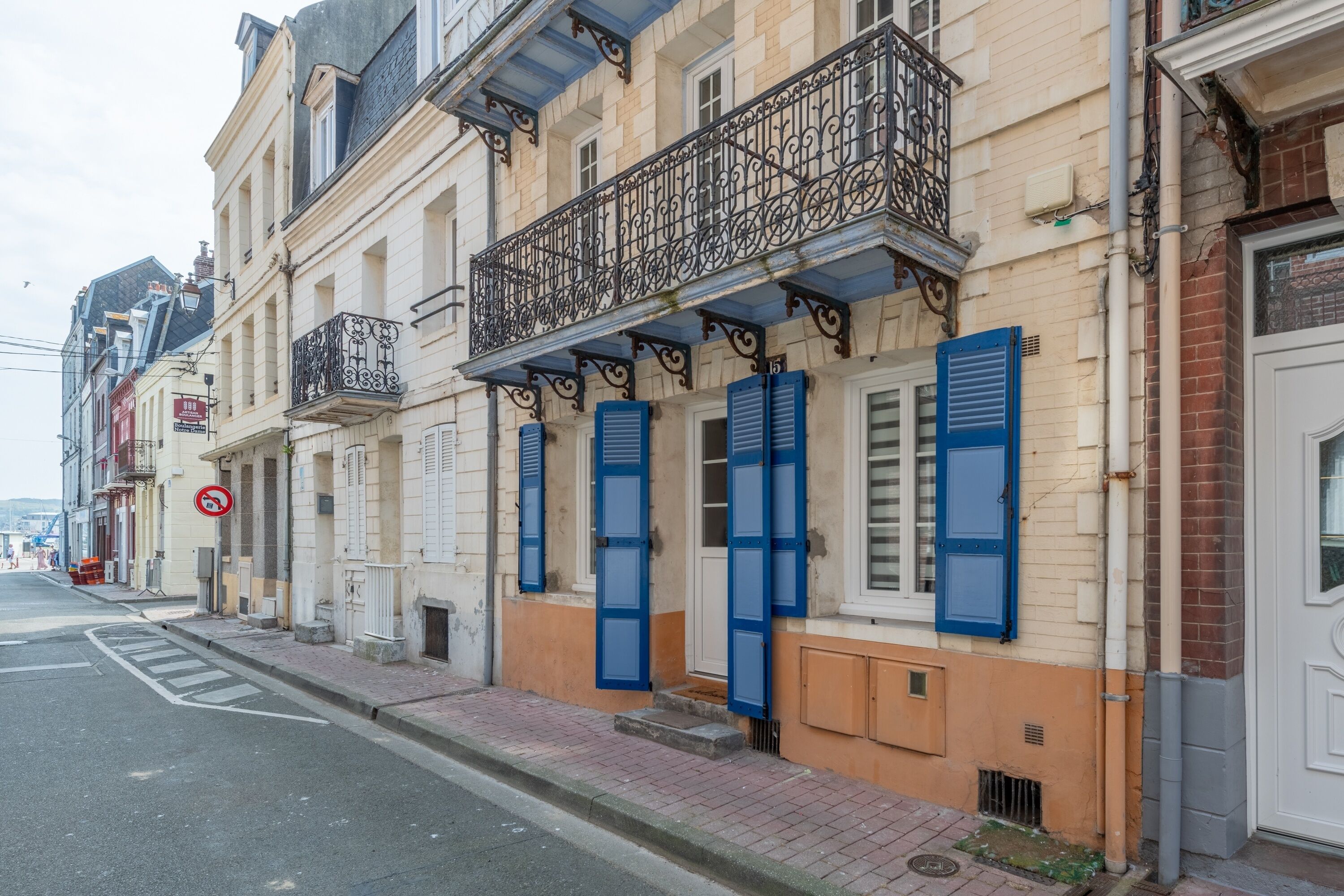 Une rangée de bâtiments européens traditionnels, dotés de balcons et de volets.
