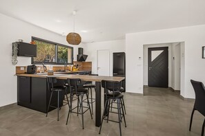 Cafetera y tetera, refrigerador, microondas y horno 