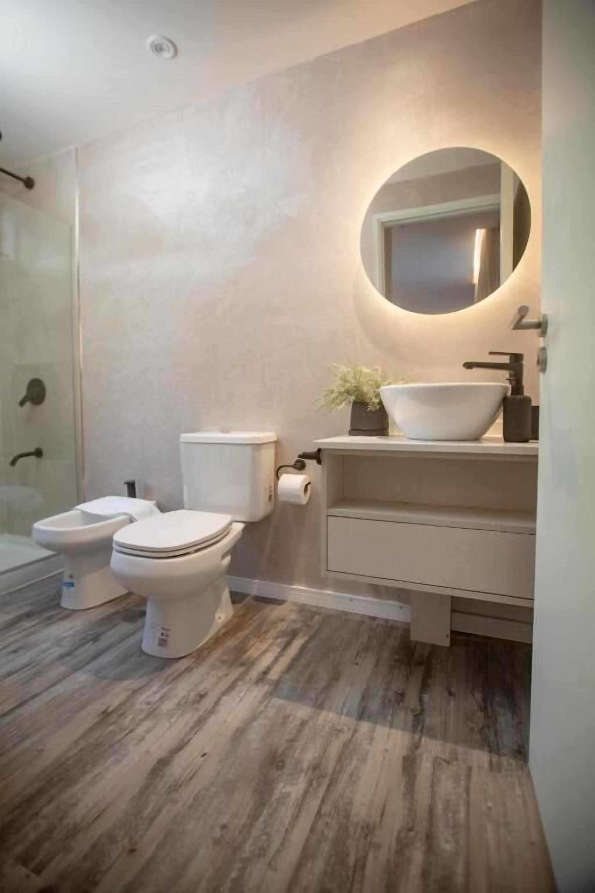 Een douche, gratis toiletartikelen, een haardroger, handdoeken