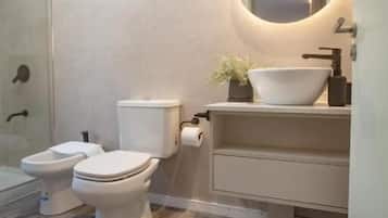 Een douche, gratis toiletartikelen, een haardroger, handdoeken