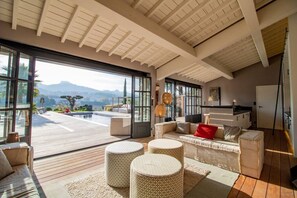 A spacious living area with a large window, a pool, and a view of mountains. - Vue imprenable, à 5 min à pied du village. (Saint-Rémy-de-Provence)