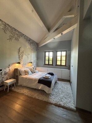 A bedroom with a large bed, a nightstand, a dresser, and a window with daylight. - Vue imprenable, à 5 min à pied du village. (Saint-Rémy-de-Provence)