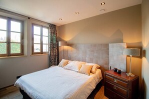 A bedroom with a bed, bedside lamps, a dresser, and a window with curtains. - Vue imprenable, à 5 min à pied du village. (Saint-Rémy-de-Provence)