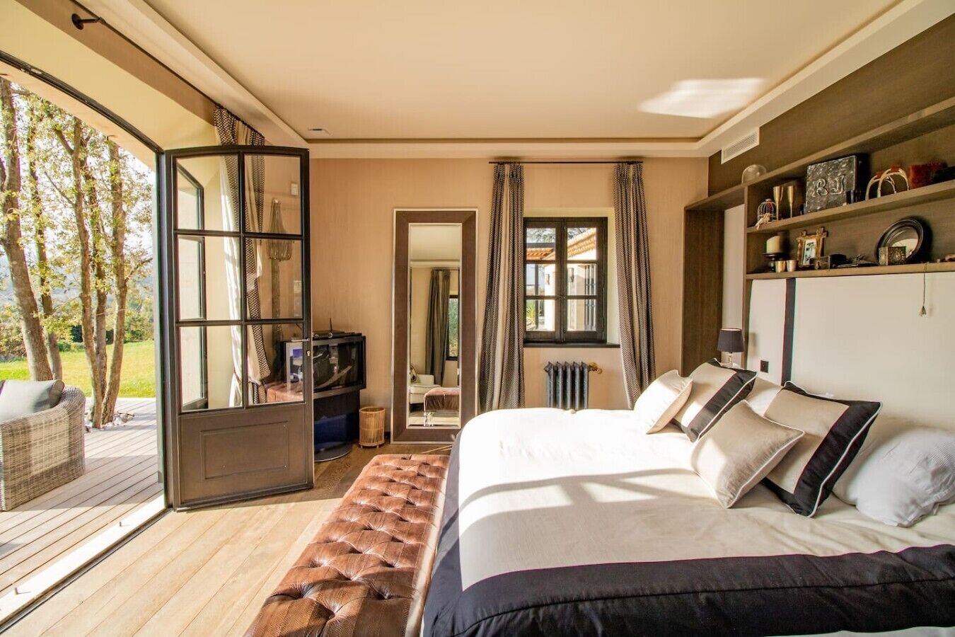 5 bedrooms, desk, iron/ironing board, WiFi