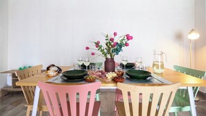A dining table set with plates, glasses, and a vase of flowers. - Italianway Comfort - Torre 24 (Milano)