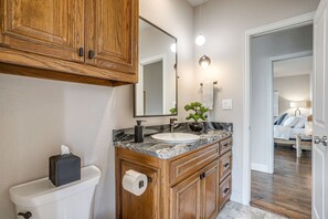 Shower, hair dryer, towels, soap - Gorgeous Lake View in Sportsman’s World (Strawn)