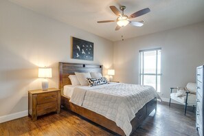 Room - Gorgeous Lake View in Sportsman’s World (Strawn)