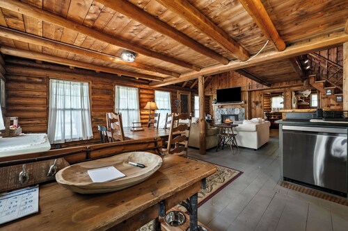 The Boston | Waterfront on Mooselookmegtunic Lake | Pet Friendly
