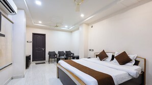 Una habitación de hotel con una cama, un escritorio y una silla.