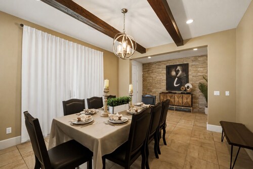 3800+sqft•6 Bedroom•9 Beds•3 Suites•BBQ