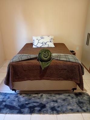 Basic Double Room | Desk, laptop workspace, WiFi (free)