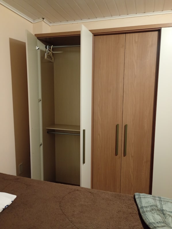 Desk, laptop workspace, WiFi (free)