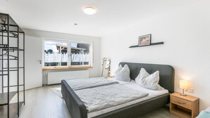 1 dormitorio, tabla de planchar con plancha, wifi y ropa de cama