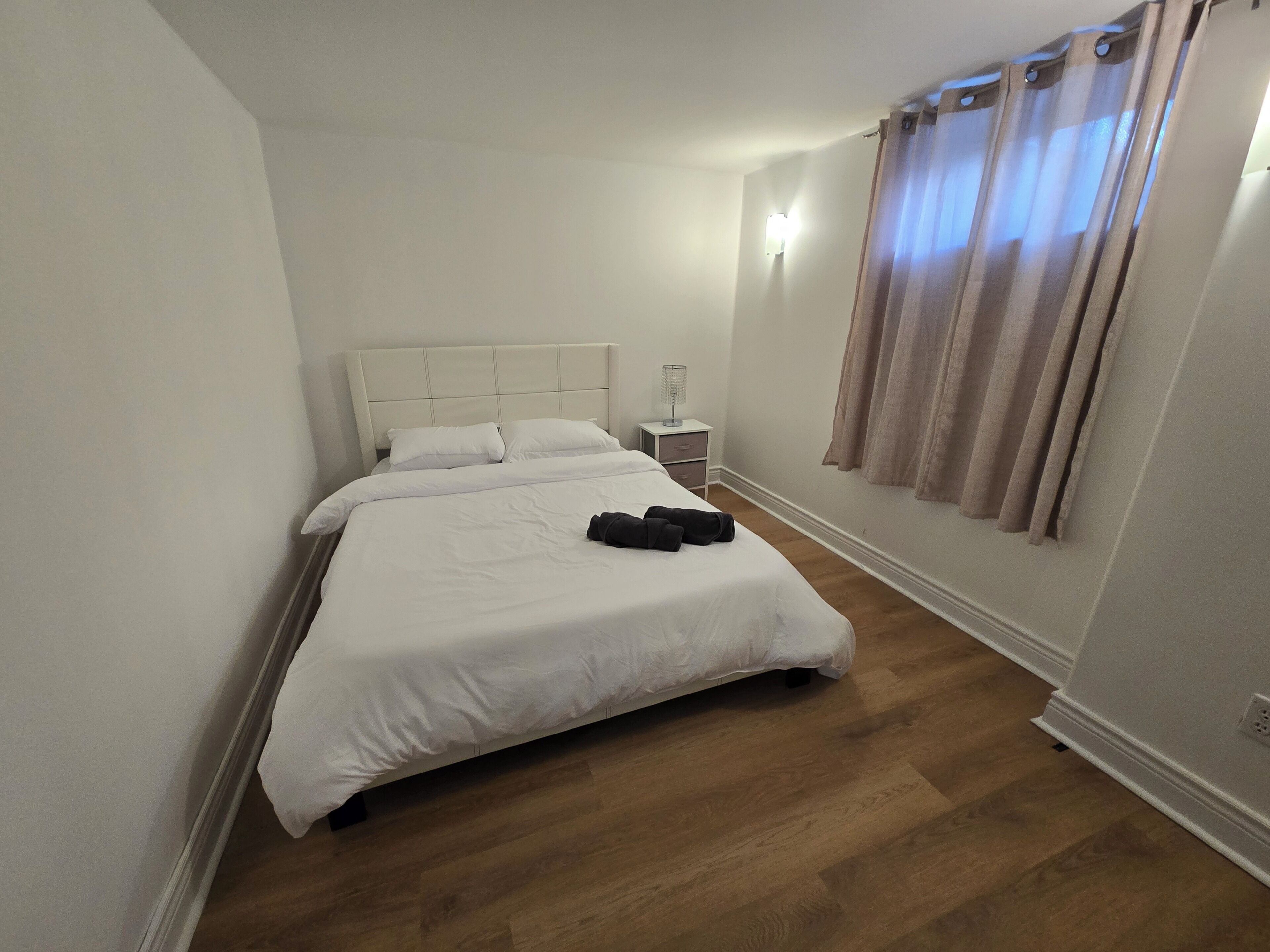 2 bedrooms, desk, WiFi, bed sheets