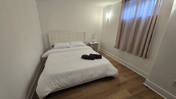2 bedrooms, desk, WiFi, bed sheets