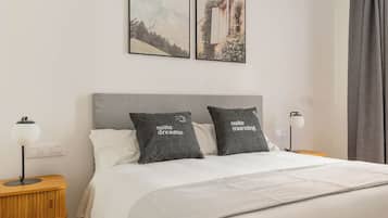 Studio | Desk, laptop workspace, blackout drapes, WiFi (free)