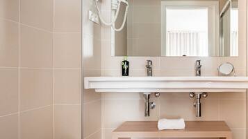 Studio | Bathroom | Shower, free toiletries, hair dryer, towels