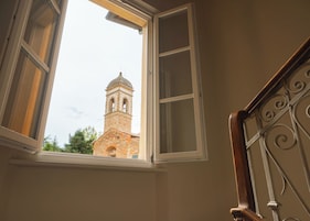 Una ventana con vistas a una torre de iglesia.