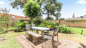 House, Garden View | Outdoor dining