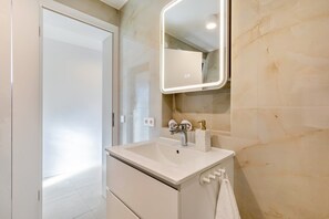 Shower, hair dryer, towels