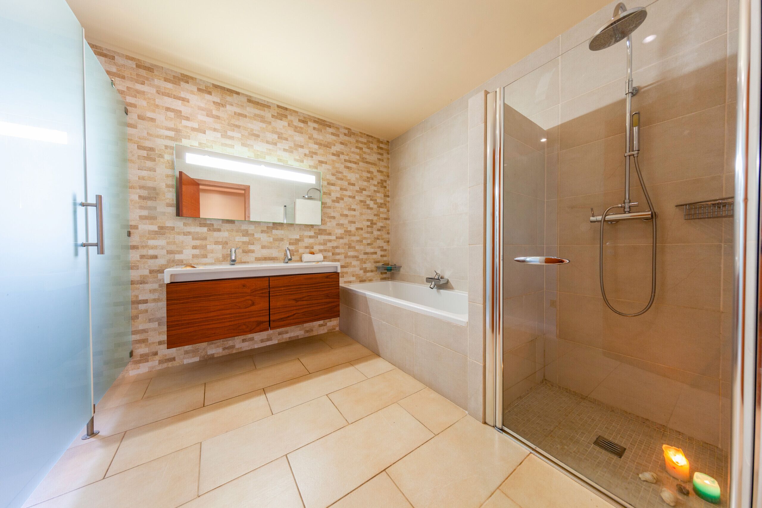 Douche, sèche-cheveux, serviettes fournies