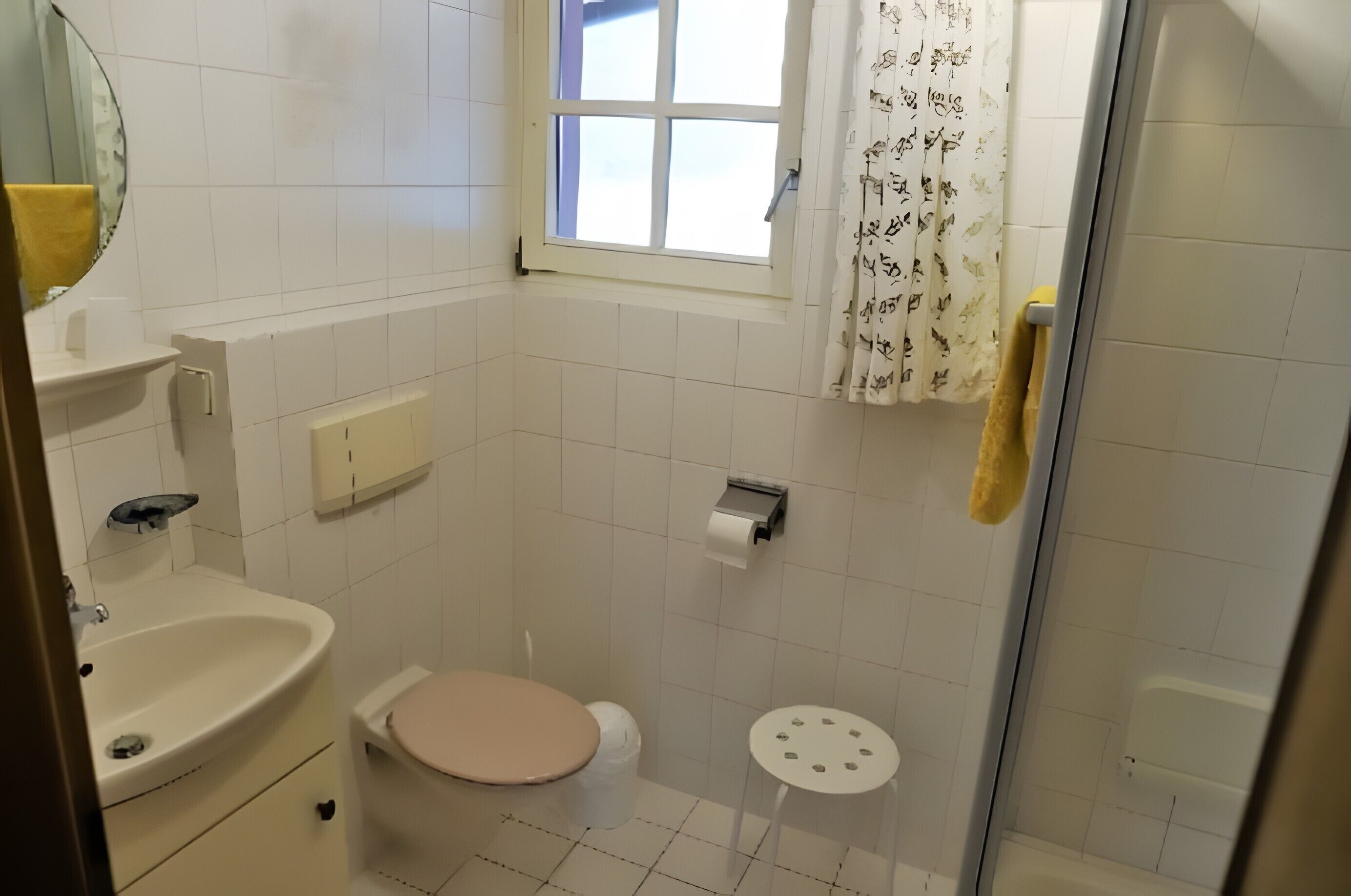 Douche, sèche-cheveux, serviettes fournies