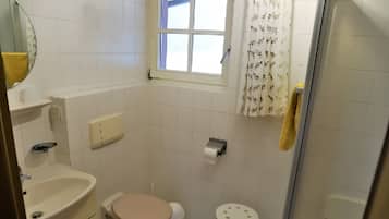 Douche, sèche-cheveux, serviettes fournies