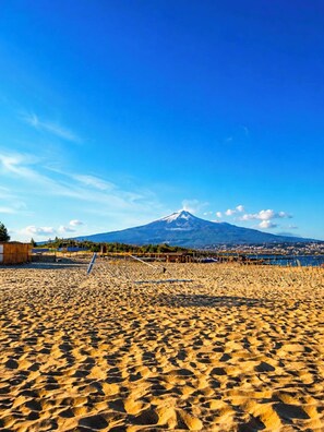 A beach with a mountain in the background. - Charming suites nestled among art, the historic center, and the sea (Catania)