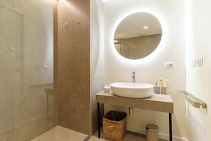 Douche, sèche-cheveux, bidet, serviettes fournies