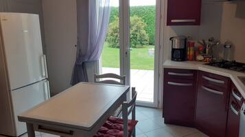 Coffee/tea maker, fridge, microwave, oven