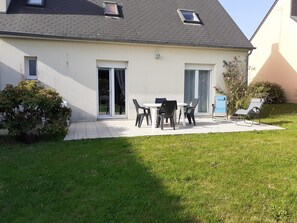 Outdoor dining - Les Mésanges 15 min from the beaches (Bricquebec-en-Cotentin)