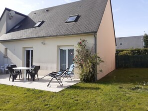 Outdoor dining - Les Mésanges 15 min from the beaches (Bricquebec-en-Cotentin)
