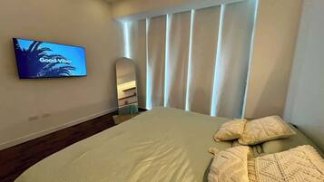 2 bedrooms, iron/ironing board, WiFi