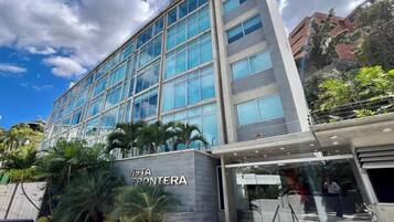 A modern building with a glass facade and a sign reading 'Vista Fronteras.'