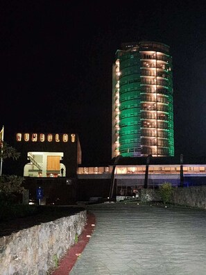 A hotel with a prominent cylindrical tower, a covered outdoor area, and a sign reading 'HUMBOLDT'.