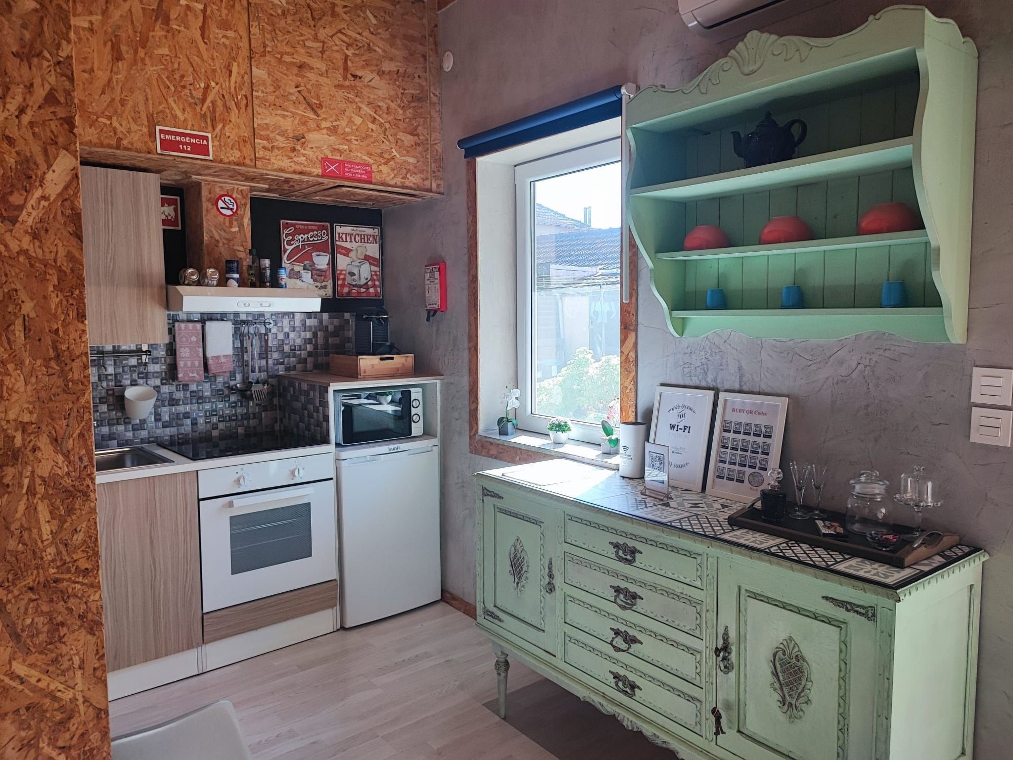 Refrigerador, microondas, horno y utensilios de cocina 
