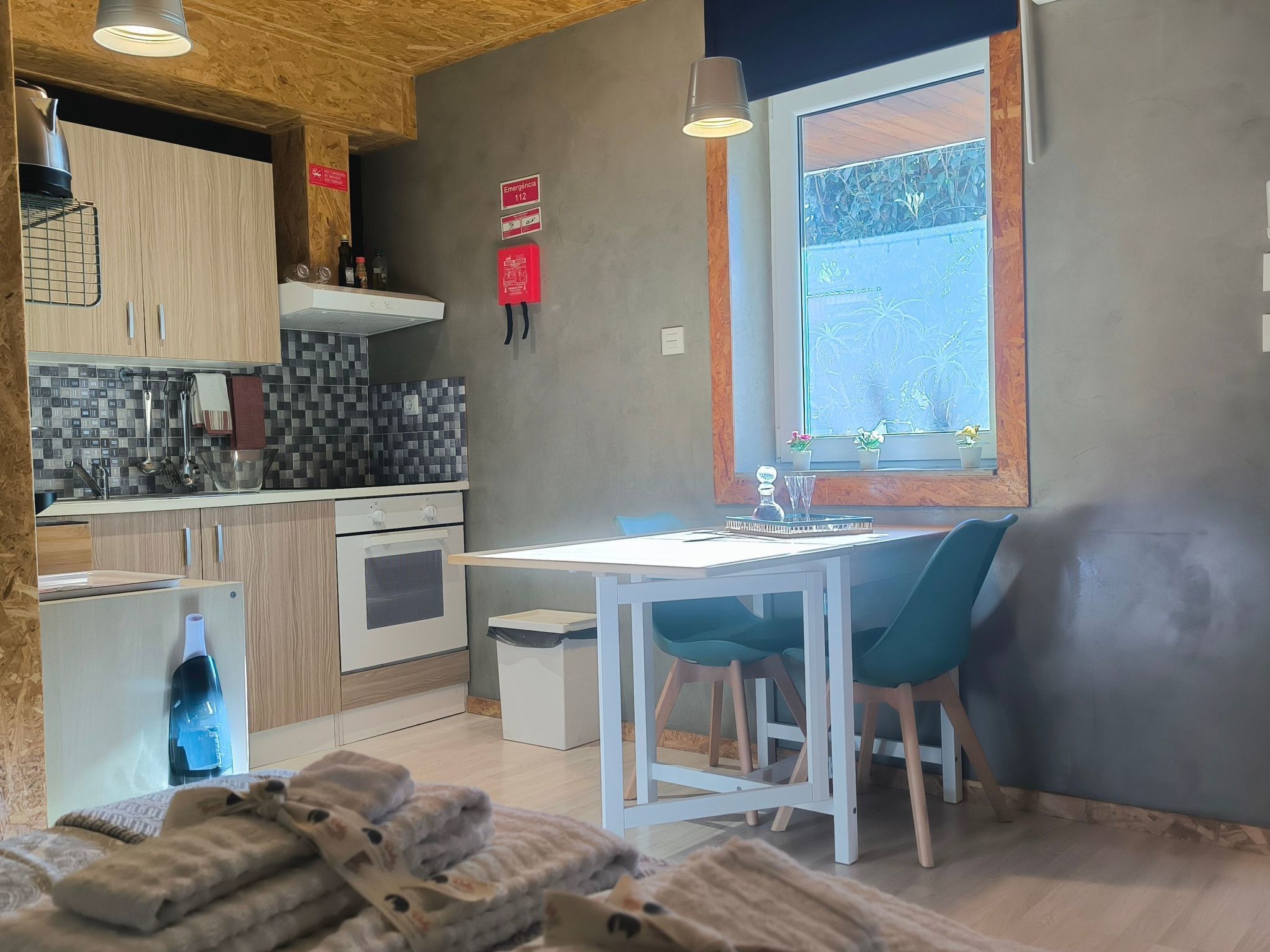 Refrigerador, microondas, horno y utensilios de cocina 