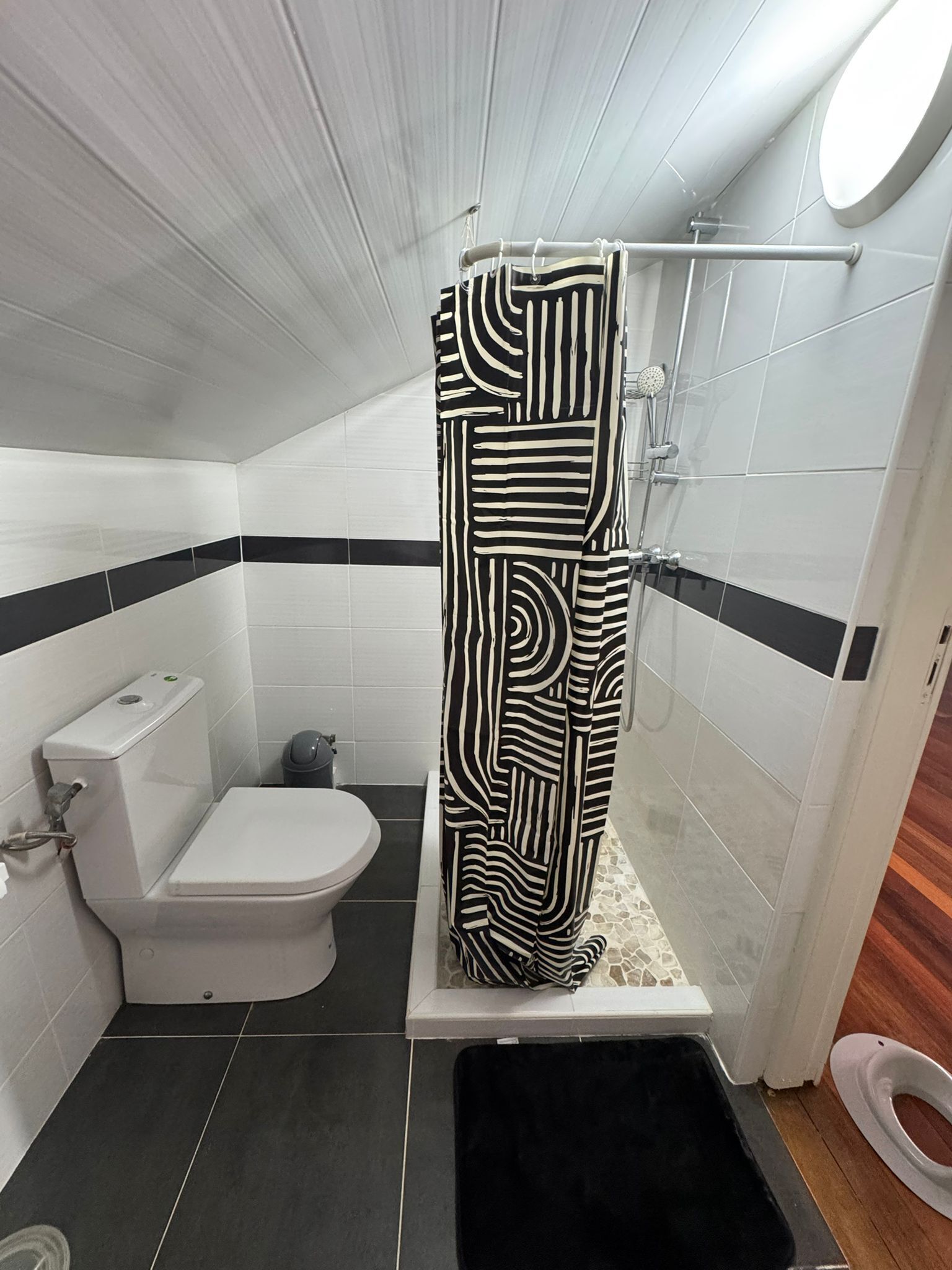 Ein Badezimmer mit Dusche, Toilette und Bidet.