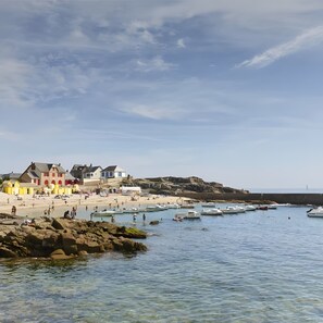 A coastal town with buildings along the shore, clear water, and boats. - Exceptional Apartment 500m from Beach with Wi-Fi (Batz-sur-Mer)