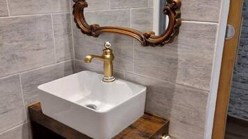 Douche, sèche-cheveux, serviettes fournies